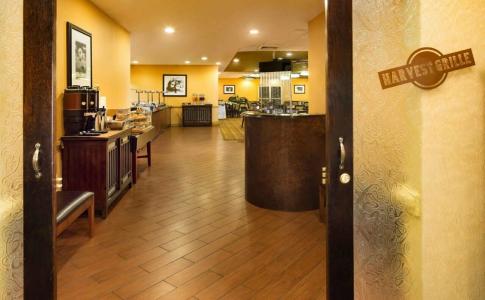 DoubleTree by Hilton Raleigh Brownstone University - 37