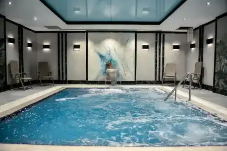 DoubleTree by Hilton - 25