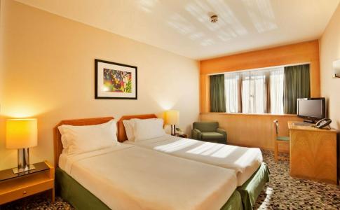 Ramada by Wyndham Lisbon - 10