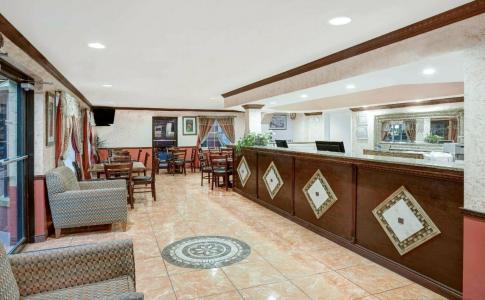 Howard Johnson by Wyndham Ft. Myers FL - 35