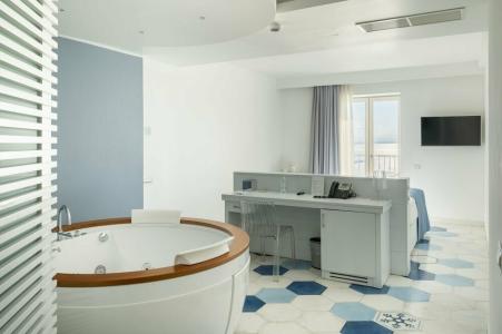 Lloyd's Baia - 46