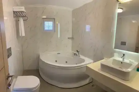 Moonshine & Suites - 1