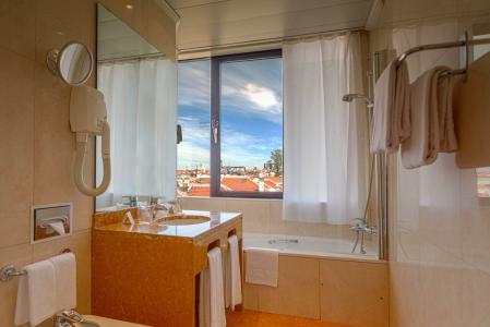 Holiday Inn Lisbon by IHG - 11