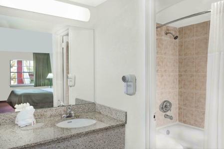 Howard Johnson by Wyndham Ft. Myers FL - 28