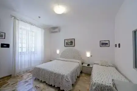 Ape Regina - 2