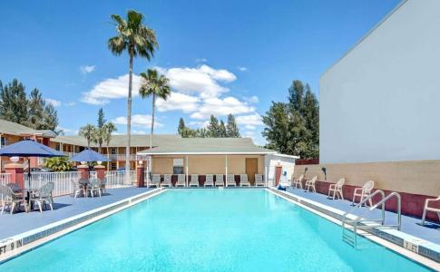 Howard Johnson by Wyndham Ft. Myers FL - 39
