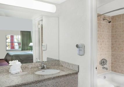 Howard Johnson by Wyndham Ft. Myers FL - 17