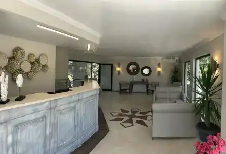 Moonshine & Suites - 8