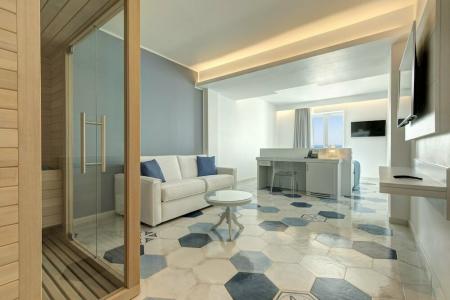 Lloyd's Baia - 6