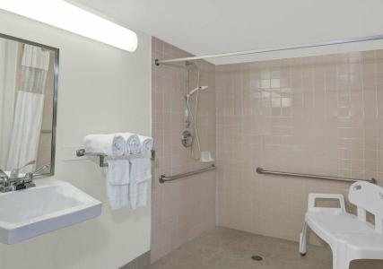 Howard Johnson by Wyndham Ft. Myers FL - 36