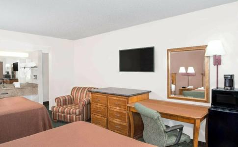 Howard Johnson by Wyndham Ft. Myers FL - 32
