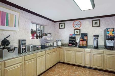 Howard Johnson by Wyndham Ft. Myers FL - 38