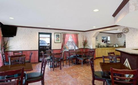 Howard Johnson by Wyndham Ft. Myers FL - 30