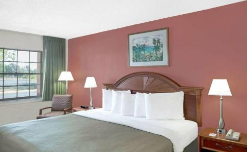 Howard Johnson by Wyndham Ft. Myers FL - 2