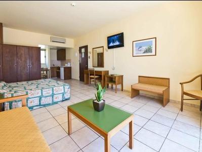 Ramada & Suites by Wyndham Ayia Napa - 9