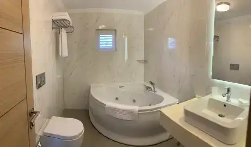 Moonshine & Suites - 2