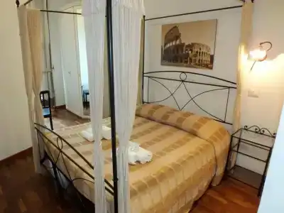Vatican Rooms Guest House - 1