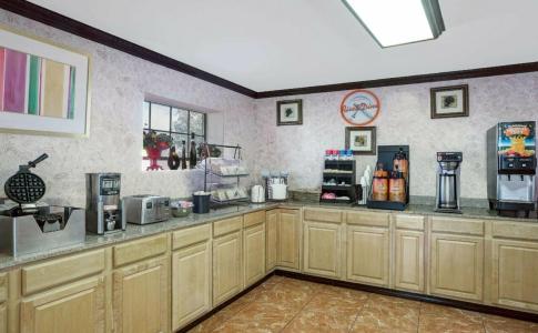 Howard Johnson by Wyndham Ft. Myers FL - 33