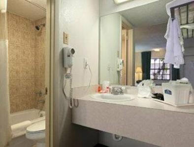 Howard Johnson by Wyndham Ft. Myers FL - 11