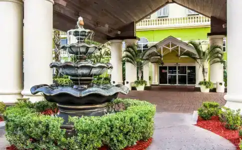 Comfort Suites Maingate East - 4