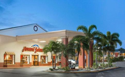 Howard Johnson by Wyndham Ft. Myers FL - 18