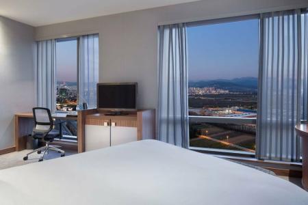 Hampton by Hilton - 8