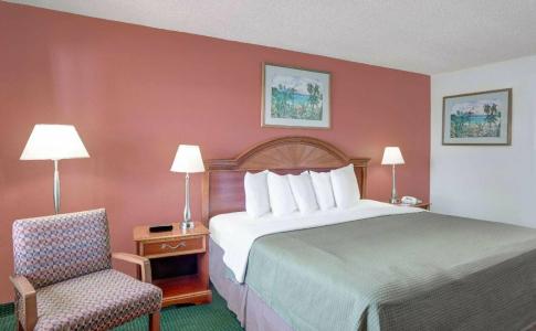 Howard Johnson by Wyndham Ft. Myers FL - 34