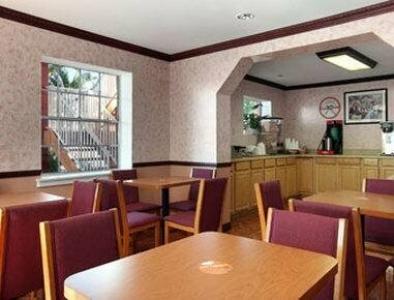 Howard Johnson by Wyndham Ft. Myers FL - 10