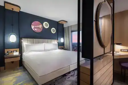 DoubleTree by Hilton - 23