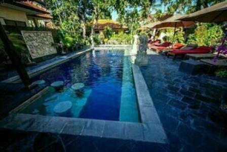 Yulia Beach Inn Kuta - 4