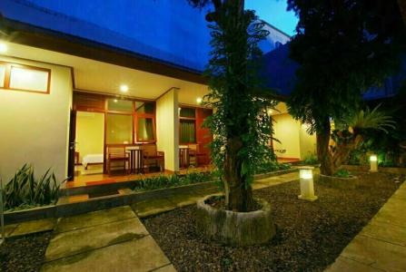 Yulia Beach Inn Kuta - 5