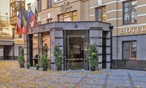 Аглая Кортъярд