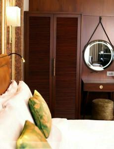 The Ambassador, Marine Drive, Mumbai - 49