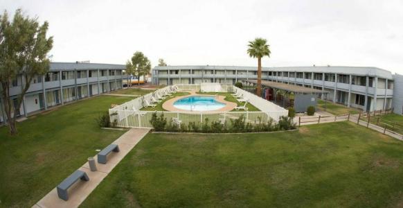 EZ 8 Motel Airporter - 2