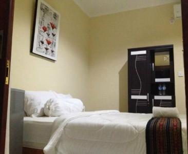 Sari Buana Bed & Breakfast - 17