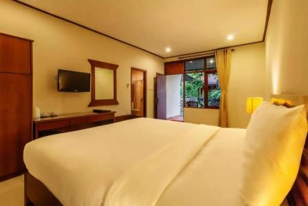 Yulia Beach Inn Kuta - 3