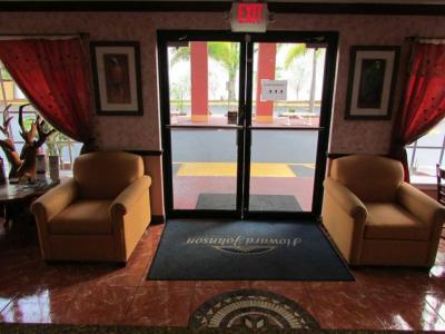 Howard Johnson by Wyndham Ft. Myers FL - 7