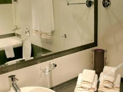 Cosmopolitan & Wellness - 75