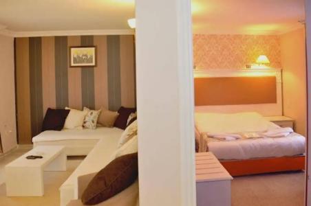 Moonshine & Suites - 39