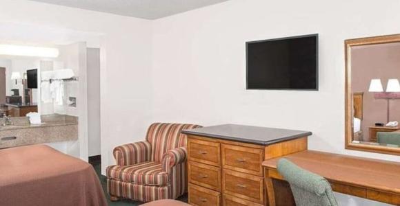 Howard Johnson by Wyndham Ft. Myers FL - 16