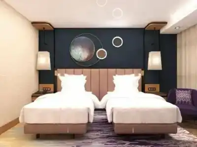 DoubleTree by Hilton - 34