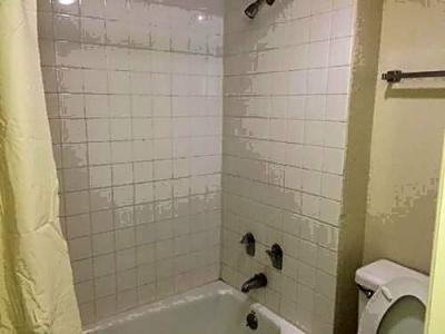 EZ 8 Motel Airporter - 8