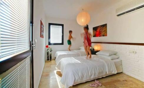 4Reasons + Bistro | 12+ - 25