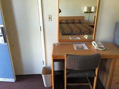 EZ 8 Motel Airporter - 7