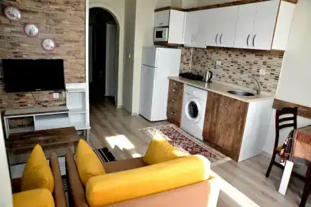 Cleopatra King Apart - 2