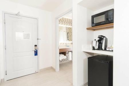 Holiday Inn Express & Suites HOLLYWOOD WALK OF FAME by IHG - 19