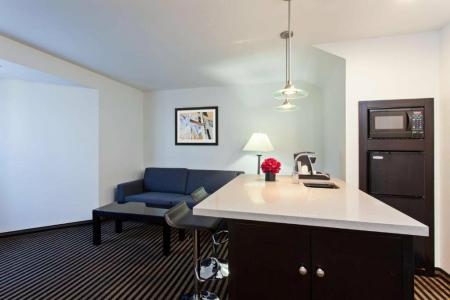 Holiday Inn Express & Suites HOLLYWOOD WALK OF FAME by IHG - 36