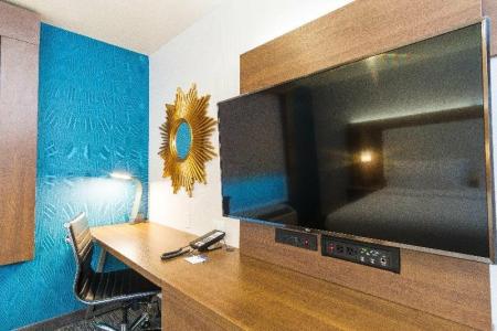 Holiday Inn Express & Suites HOLLYWOOD WALK OF FAME by IHG - 222